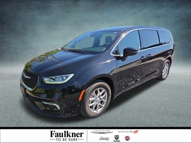 2025 Chrysler Pacifica Select's photo
