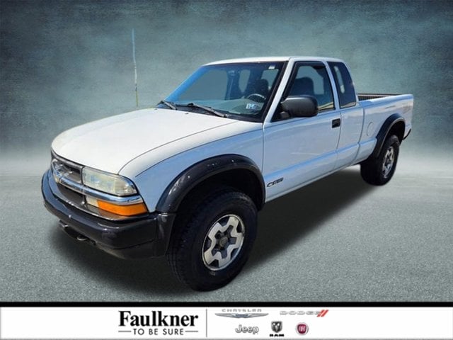 2003 Chevrolet S10 4WD Extended Cab LS w/3rd Door's photo