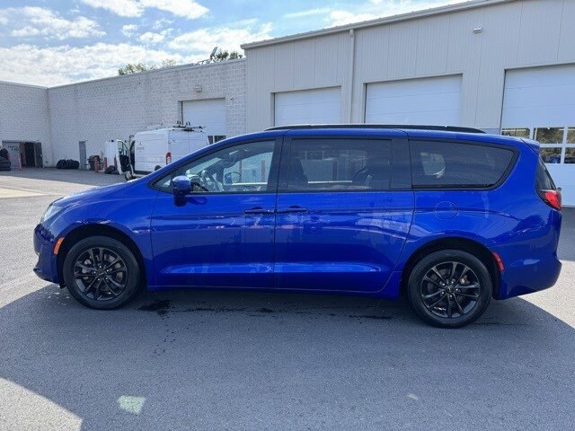 2020 Chrysler Pacifica Touring L photo 2