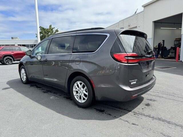 2022 Chrysler Pacifica Touring L photo 2