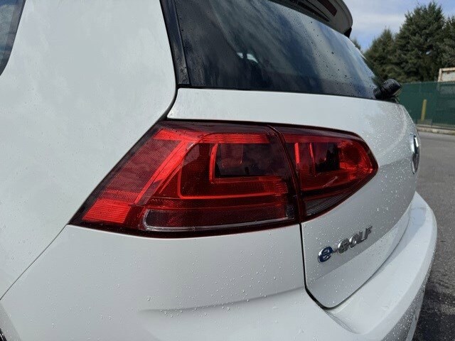 2016 Volkswagen e-Golf SE photo 3