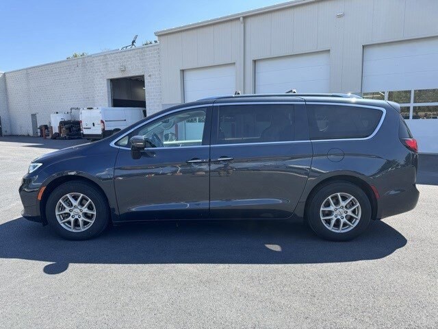 2021 Chrysler Pacifica Touring L photo 2