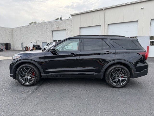 2025 Ford Explorer ST photo 2