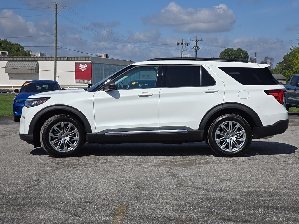 2025 Ford Explorer photo 3