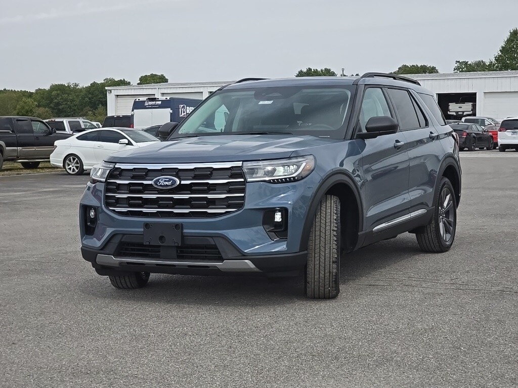 2025 Ford Explorer photo 2