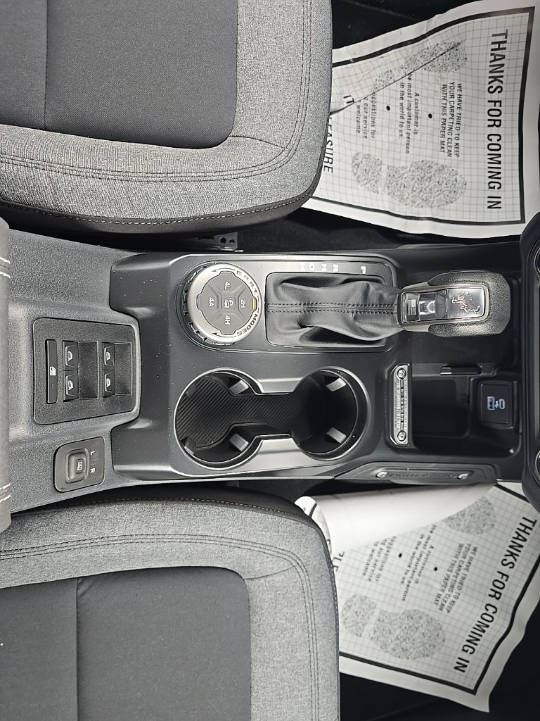 2025 Ford Bronco 4-Door Base - Photo 30