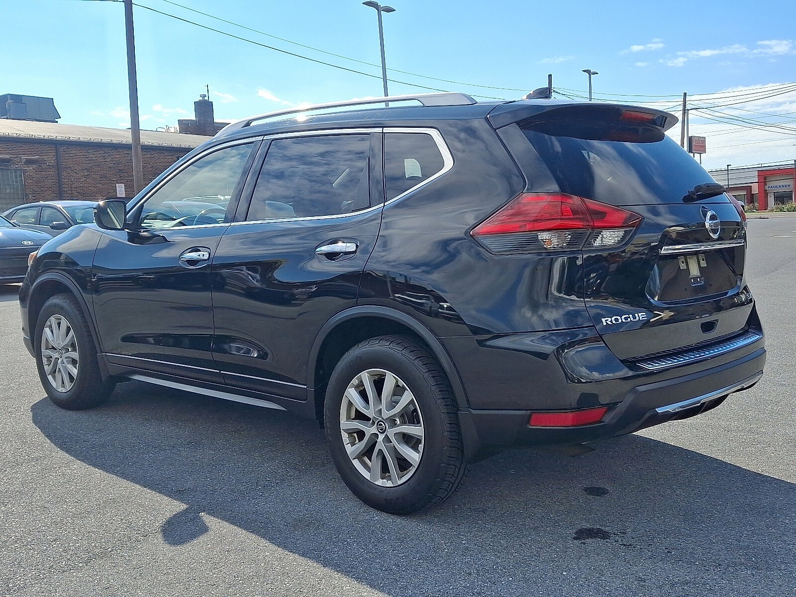 2017 Nissan Rogue SV photo 2