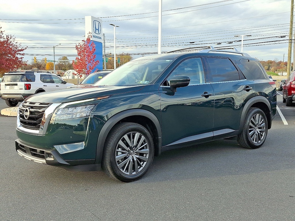 Used 2025 Nissan Pathfinder SL SL 4WD