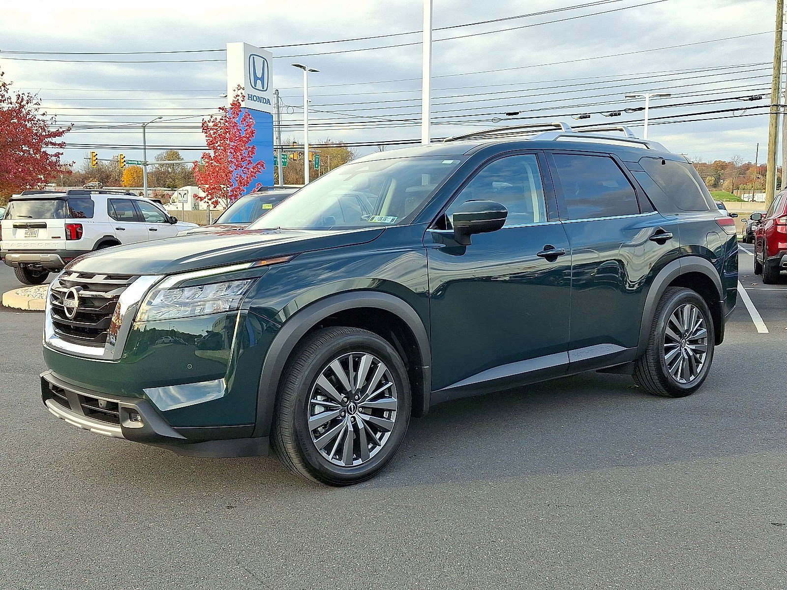 2025 Nissan Pathfinder SL photo 3