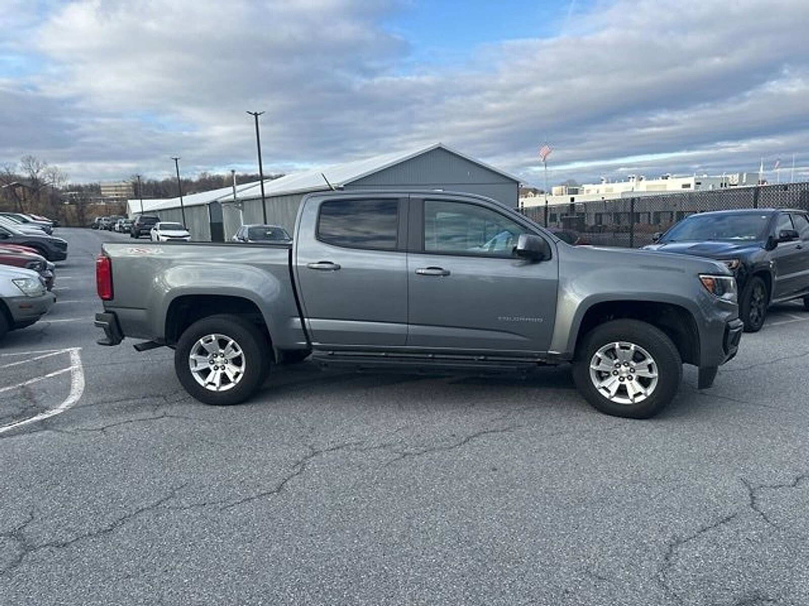 2022 Chevrolet Colorado LT photo 2
