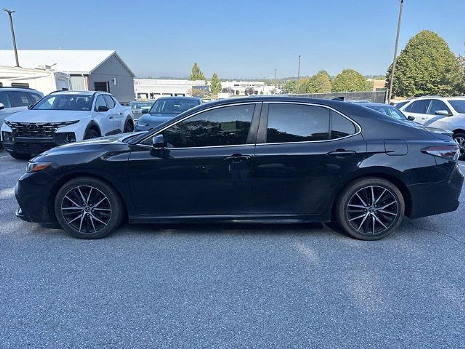 2022 Toyota Camry Hybrid SE photo 2