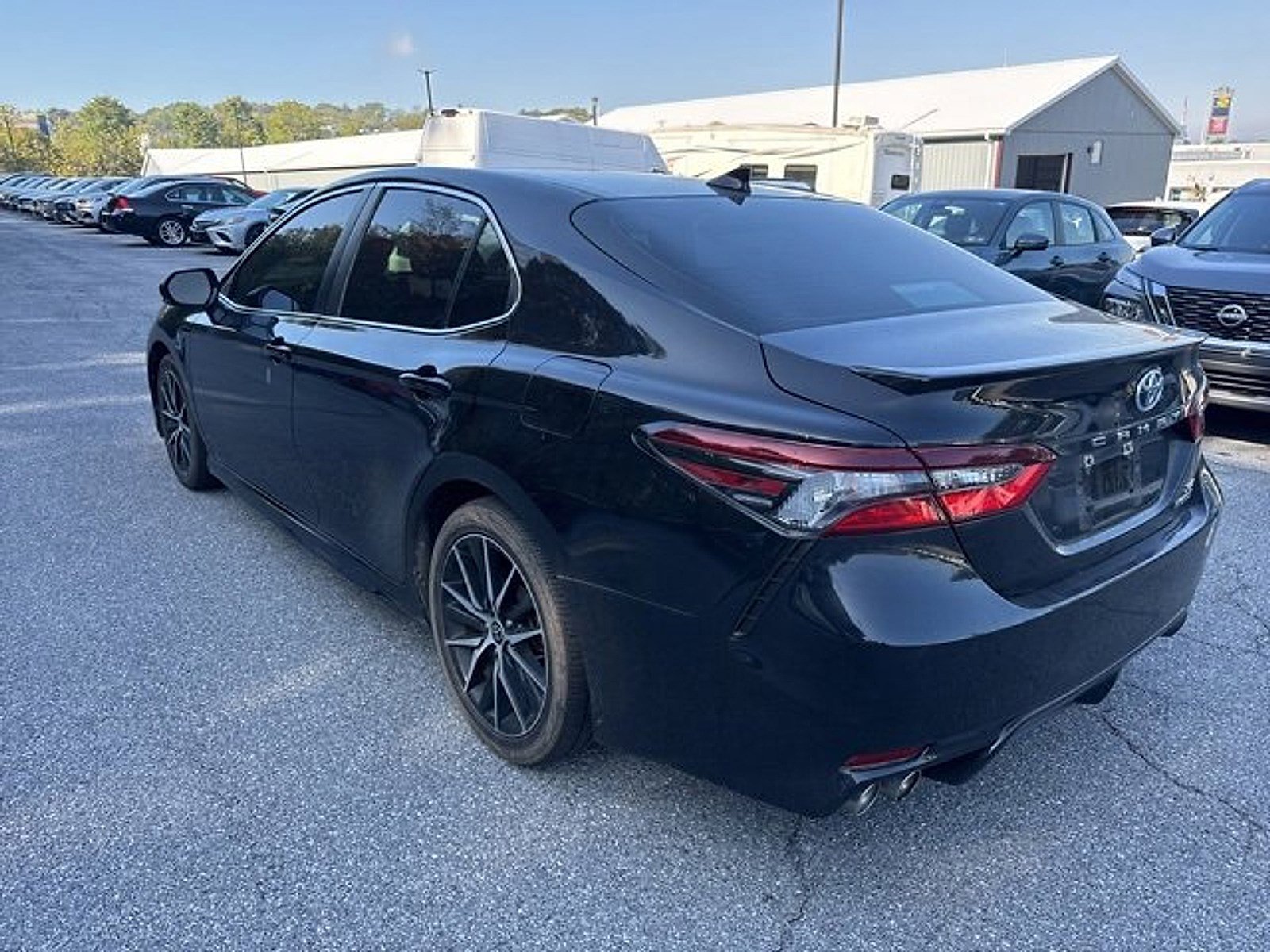 2022 Toyota Camry Hybrid SE photo 3