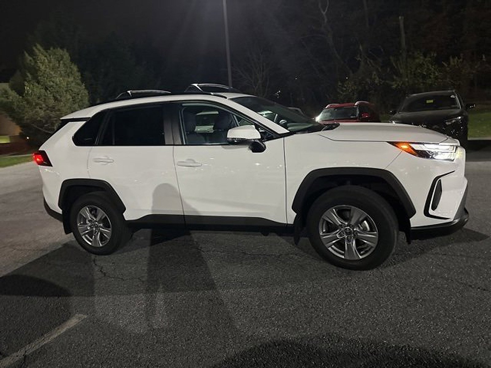 2024 Toyota RAV4 XLE photo 3