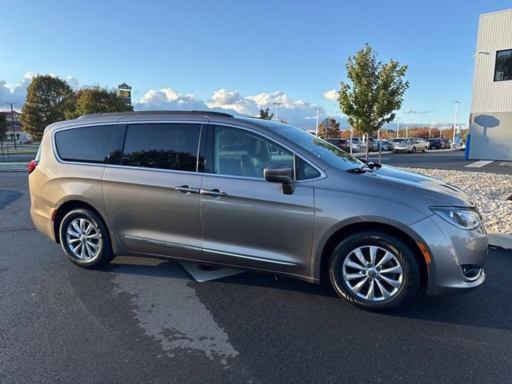 Used 2017 Chrysler Pacifica Touring-L Touring-L FWD