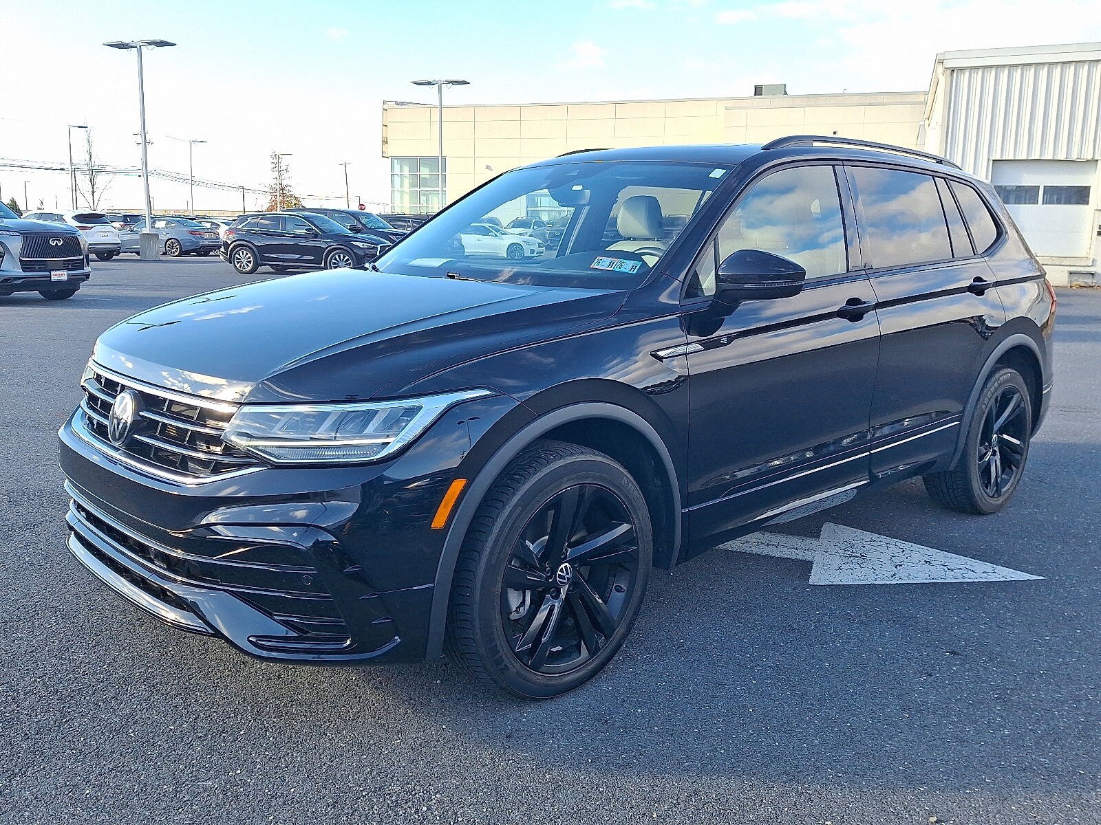2023 Volkswagen Tiguan SE R-Line Black photo 2