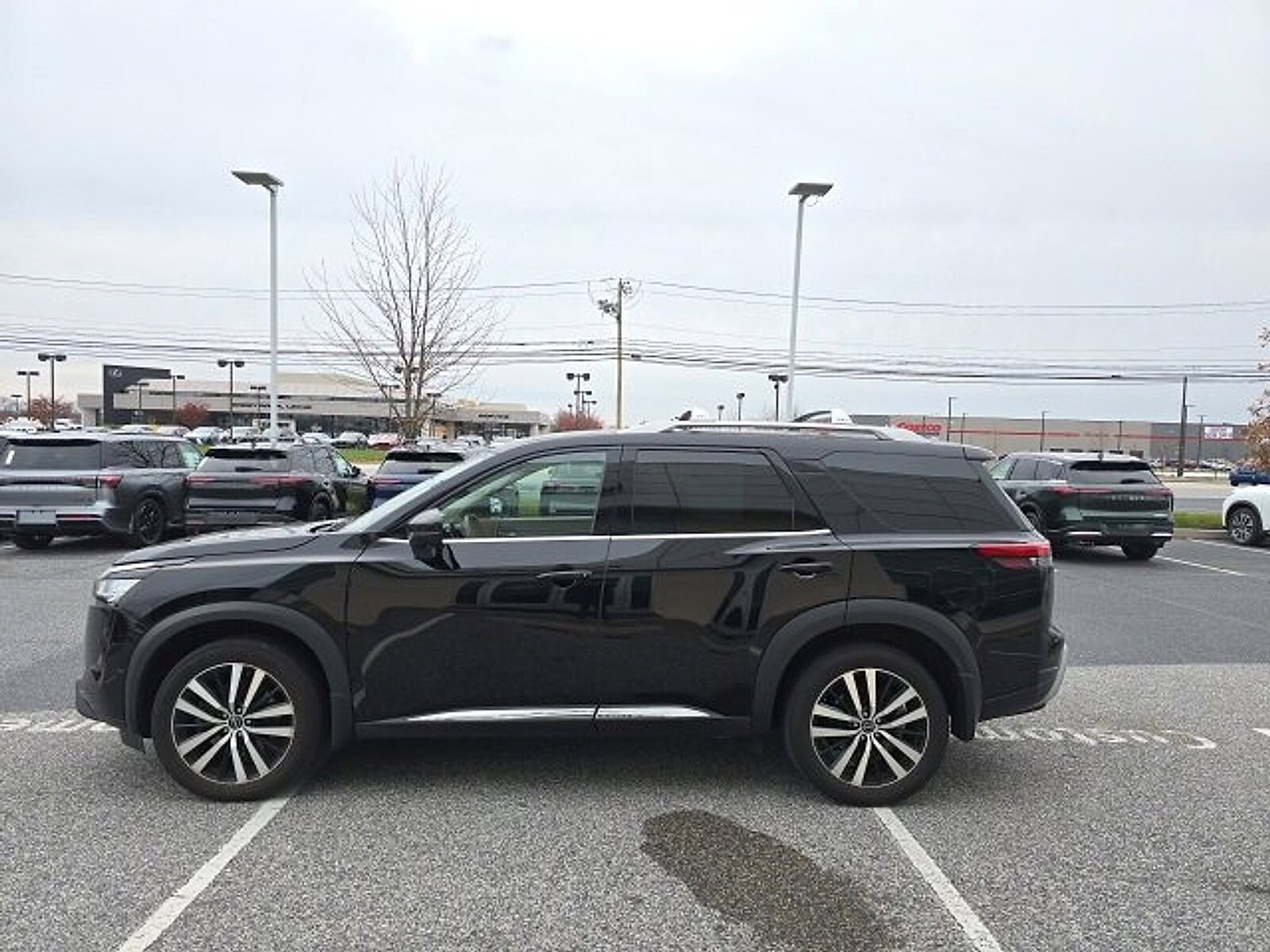 2023 Nissan Pathfinder Platinum photo 2