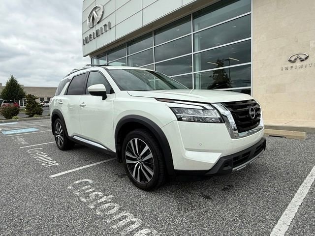 2023 Nissan Pathfinder Platinum 4WD's photo
