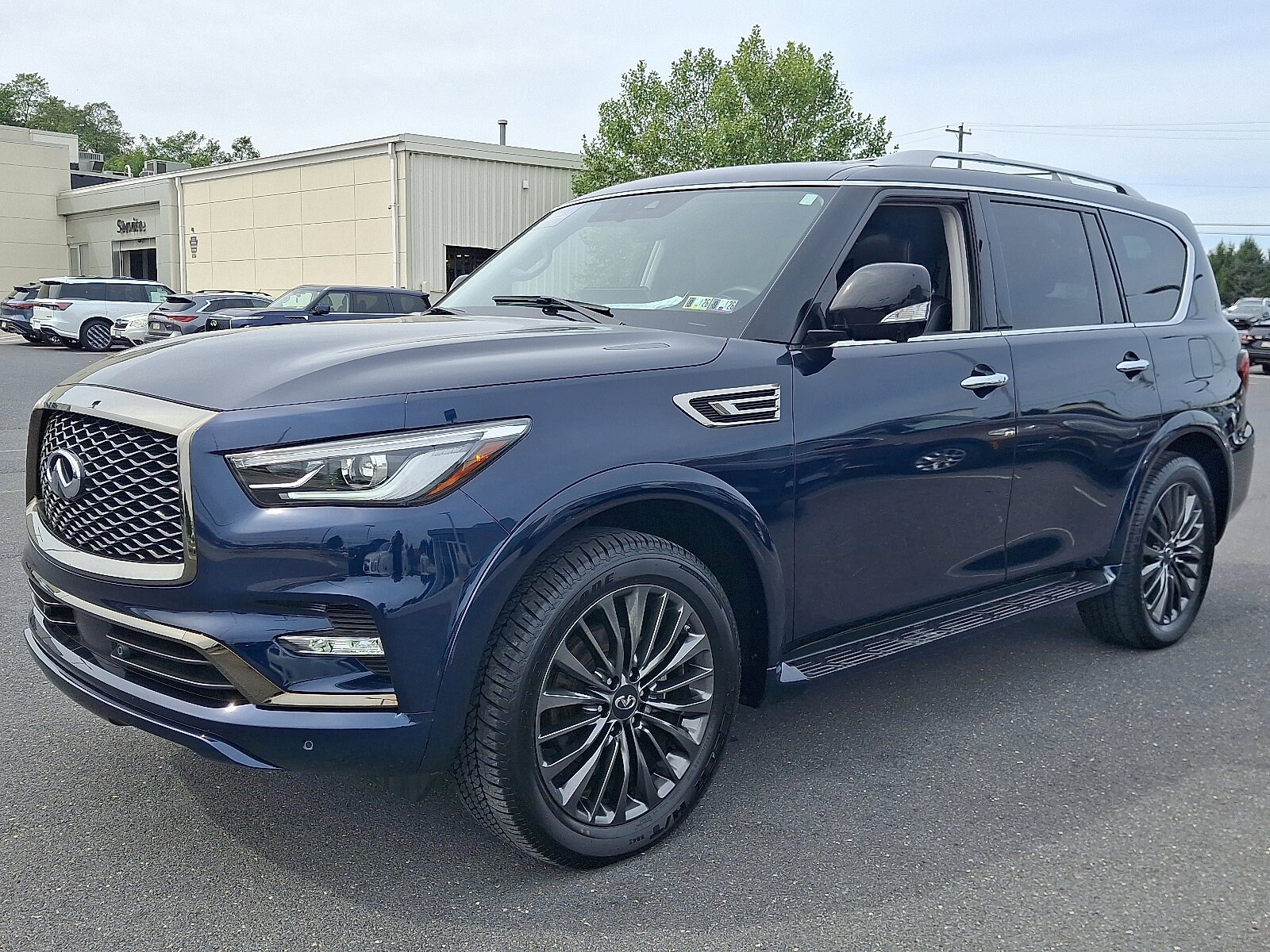 2023 Infiniti QX80 Premium Select photo 3