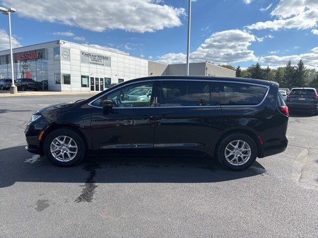 2024 Chrysler Pacifica Touring L photo 4