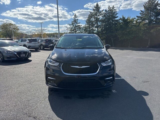 2024 Chrysler Pacifica Touring L photo 2