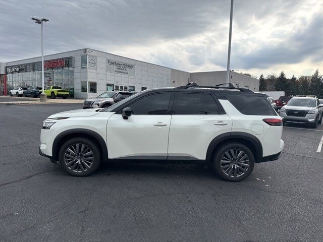 2023 Nissan Pathfinder SL photo 3