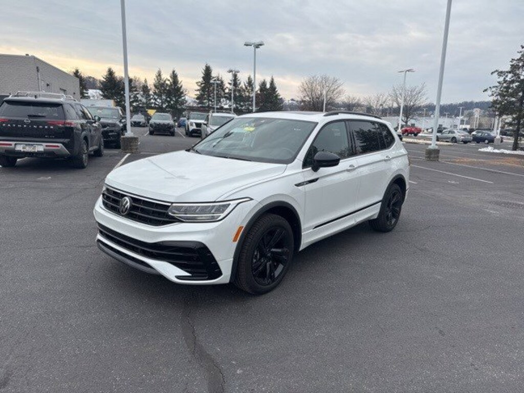 Used 2024 Volkswagen Tiguan SE R-Line Black 2.0T SE R-Line Black 4MOTION