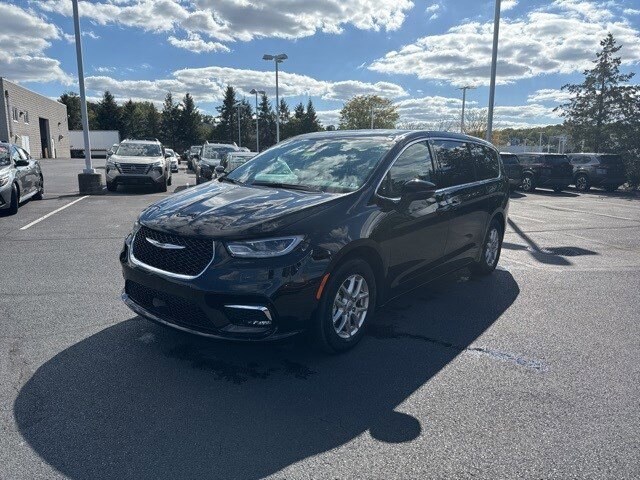 2024 Chrysler Pacifica Touring L photo 3