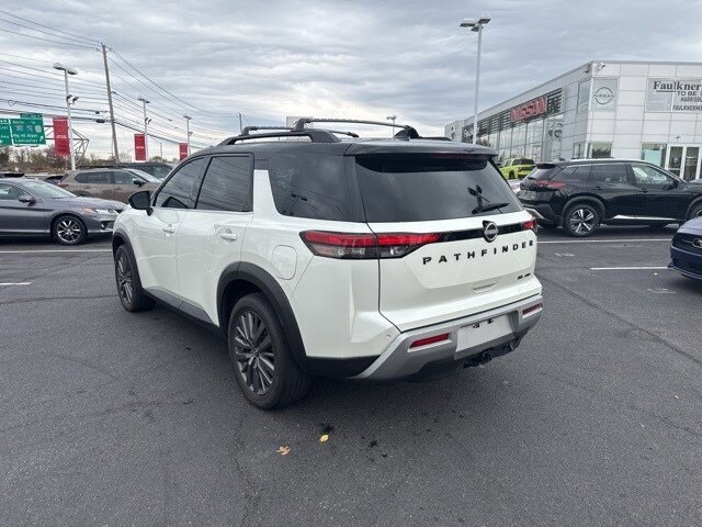 2023 Nissan Pathfinder SL photo 4