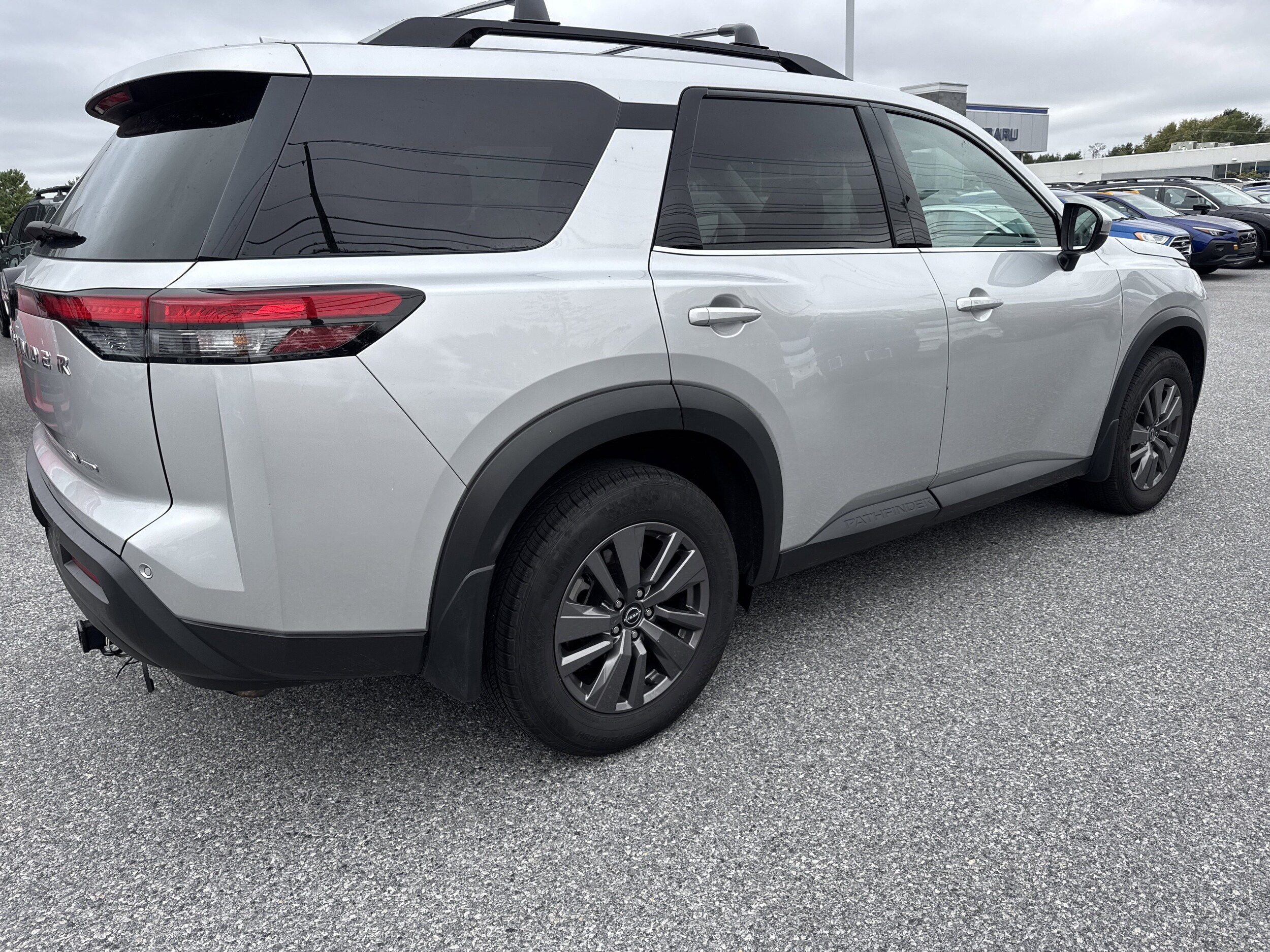 2023 Nissan Pathfinder SV photo 3