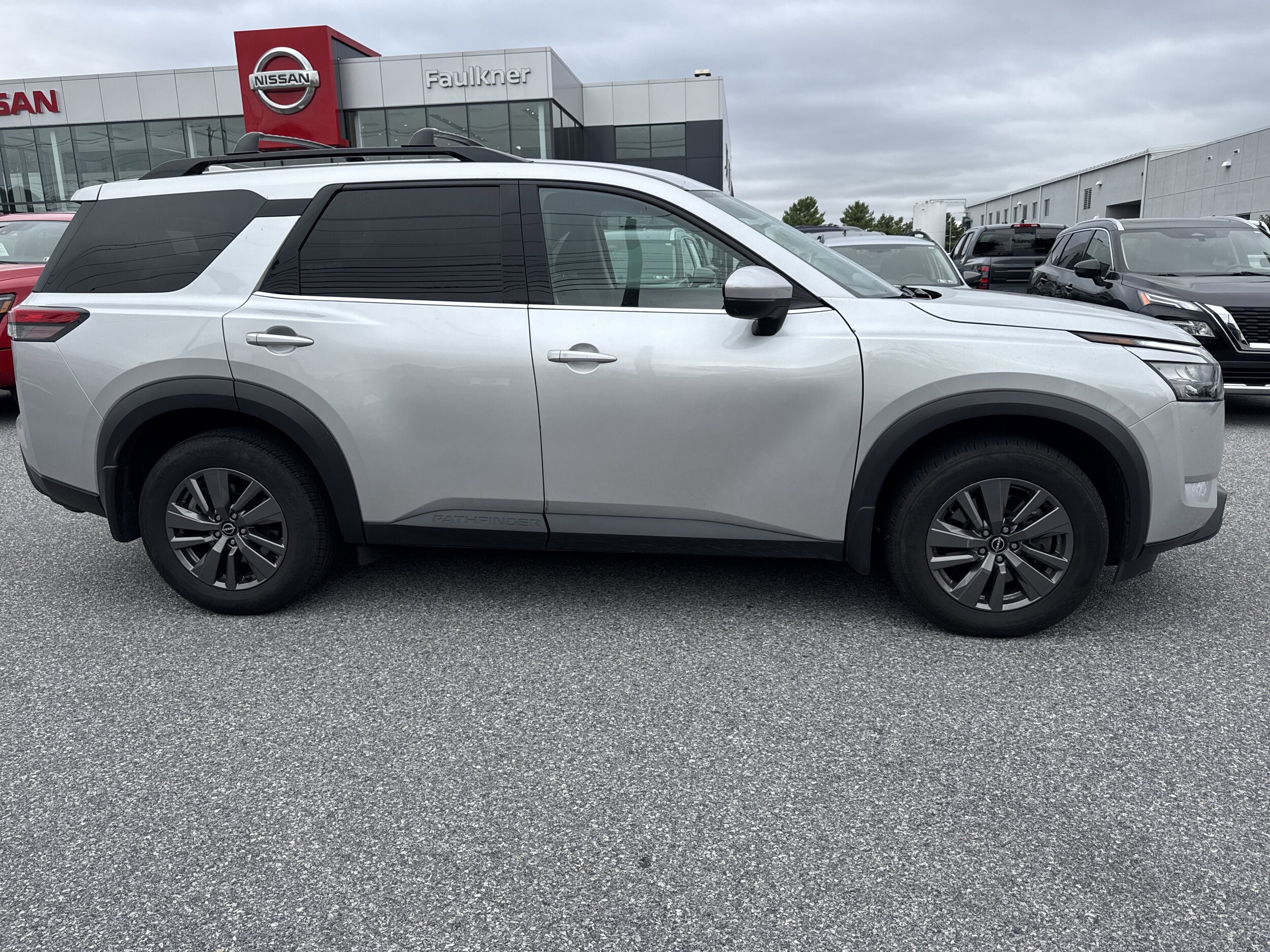 2023 Nissan Pathfinder SV photo 2