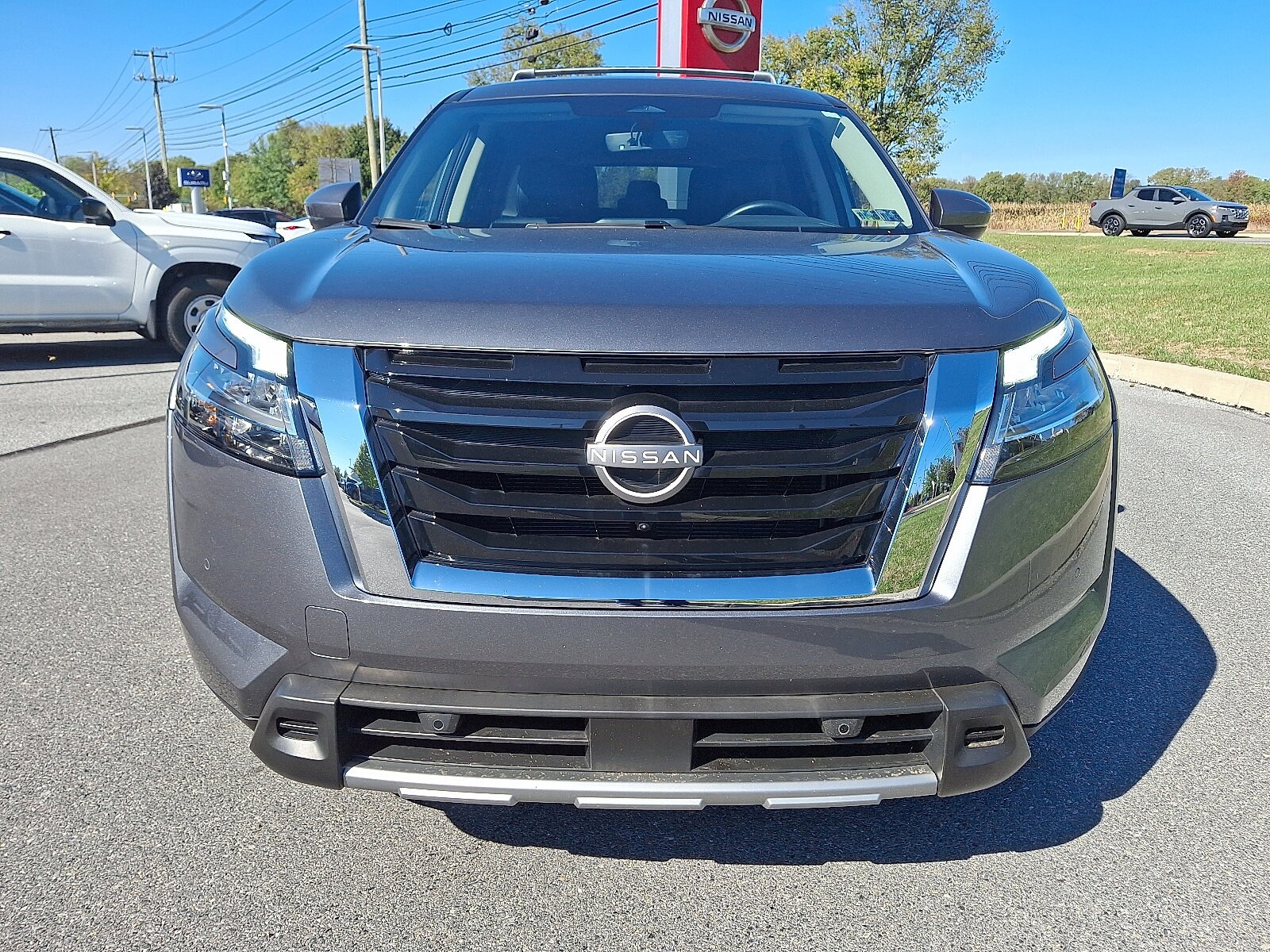 2024 Nissan Pathfinder SL photo 2