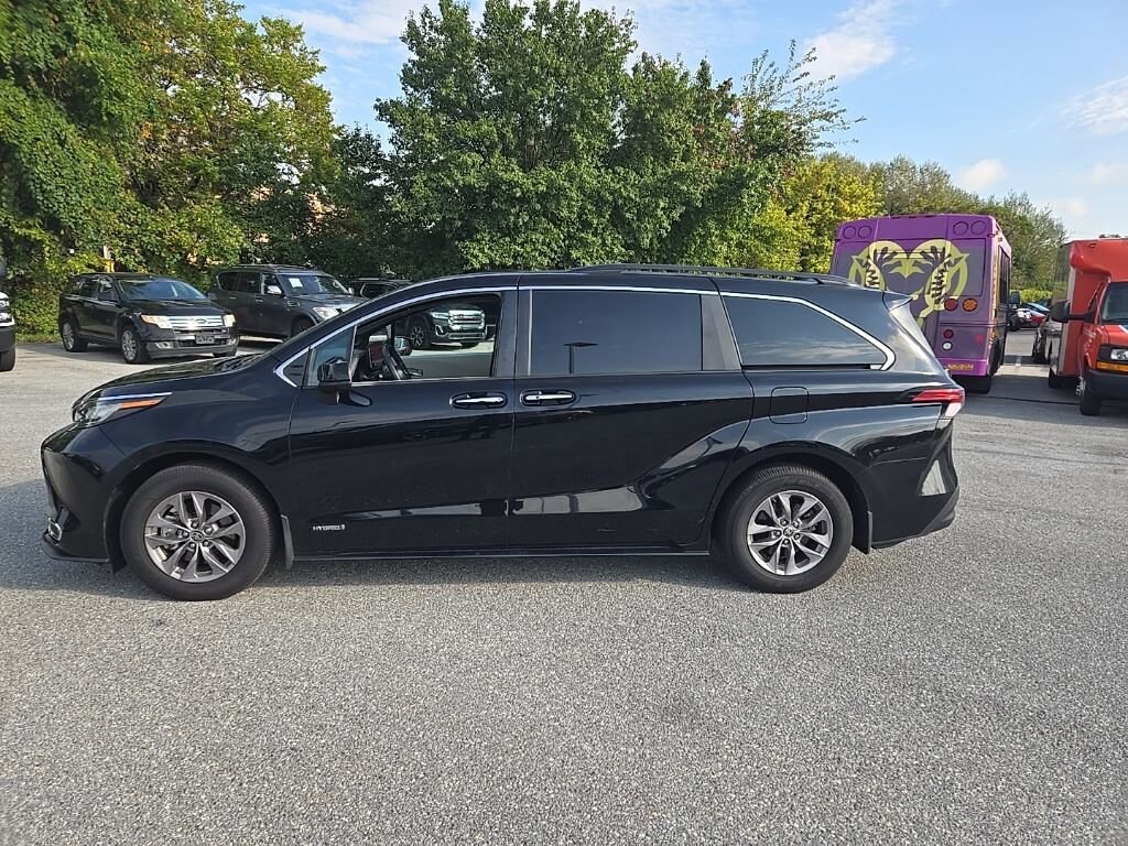 2021 Toyota Sienna XLE photo 4