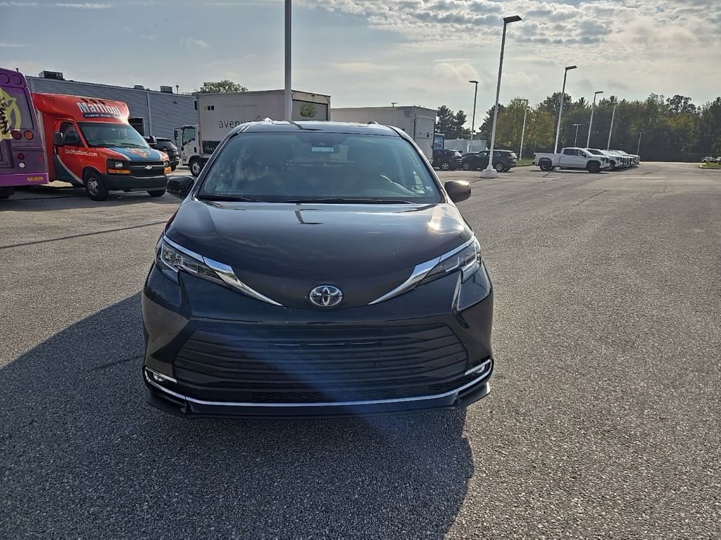 2021 Toyota Sienna XLE photo 2