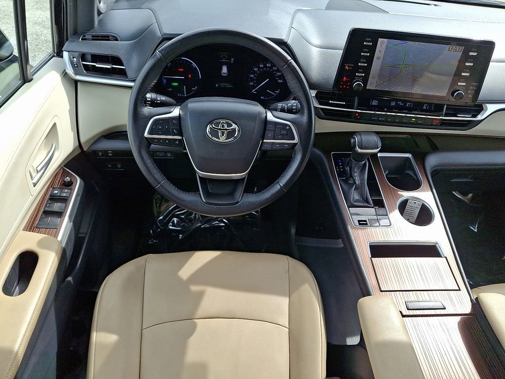 2021 Toyota Sienna XLE photo 2