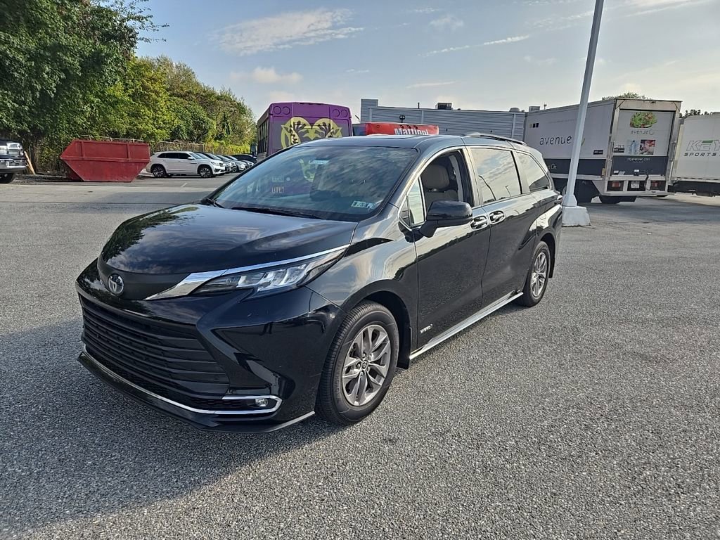 2021 Toyota Sienna XLE photo 3