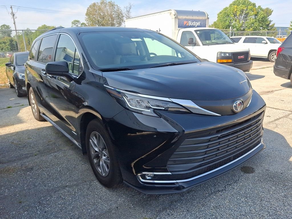 2021 Toyota Sienna XLE photo 3