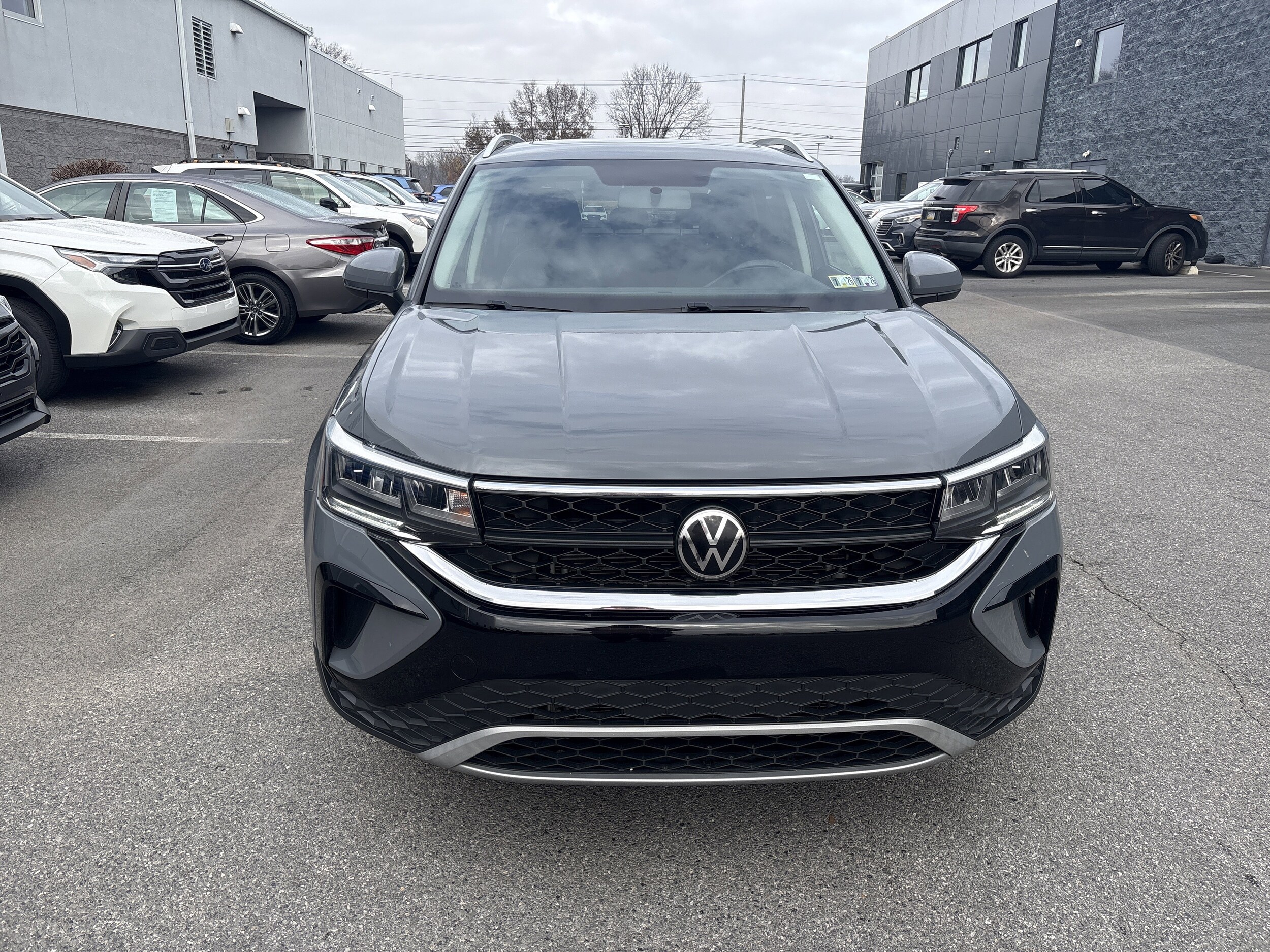 2022 Volkswagen Taos SE photo 2