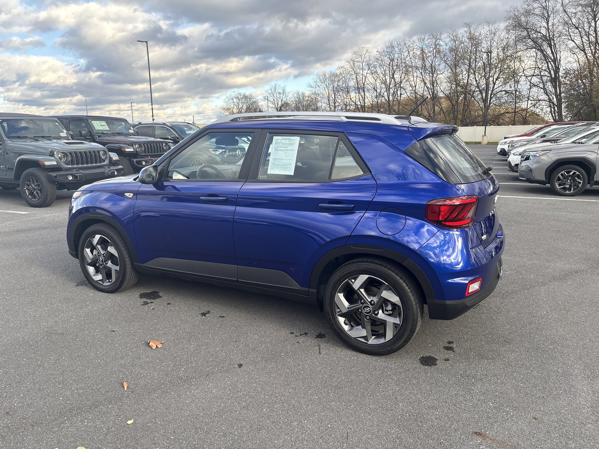 2024 Hyundai Venue SEL photo 2