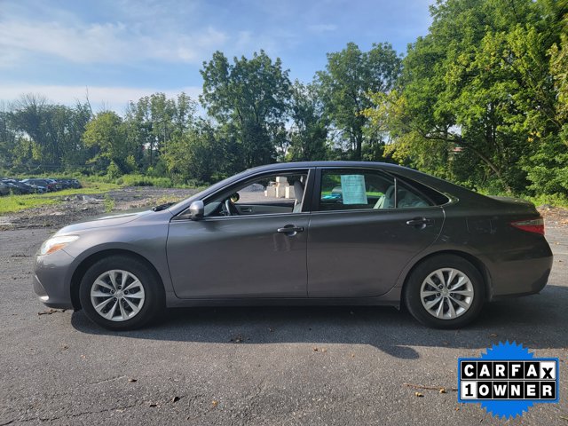 2015 Toyota Camry LE photo 3