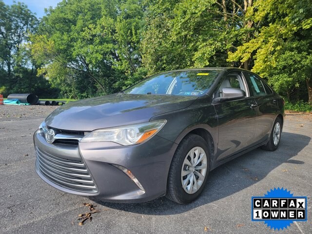 2015 Toyota Camry LE photo 2