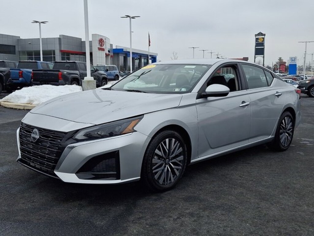 Used 2023 Nissan Altima 2.5 SV Sedan