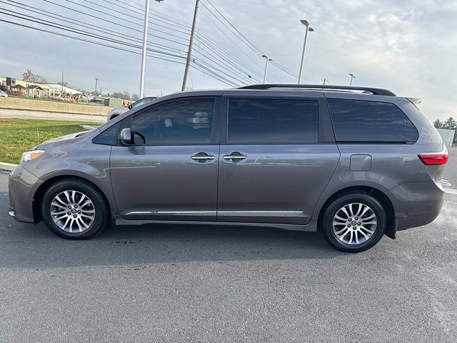 2018 Toyota Sienna XLE photo 4