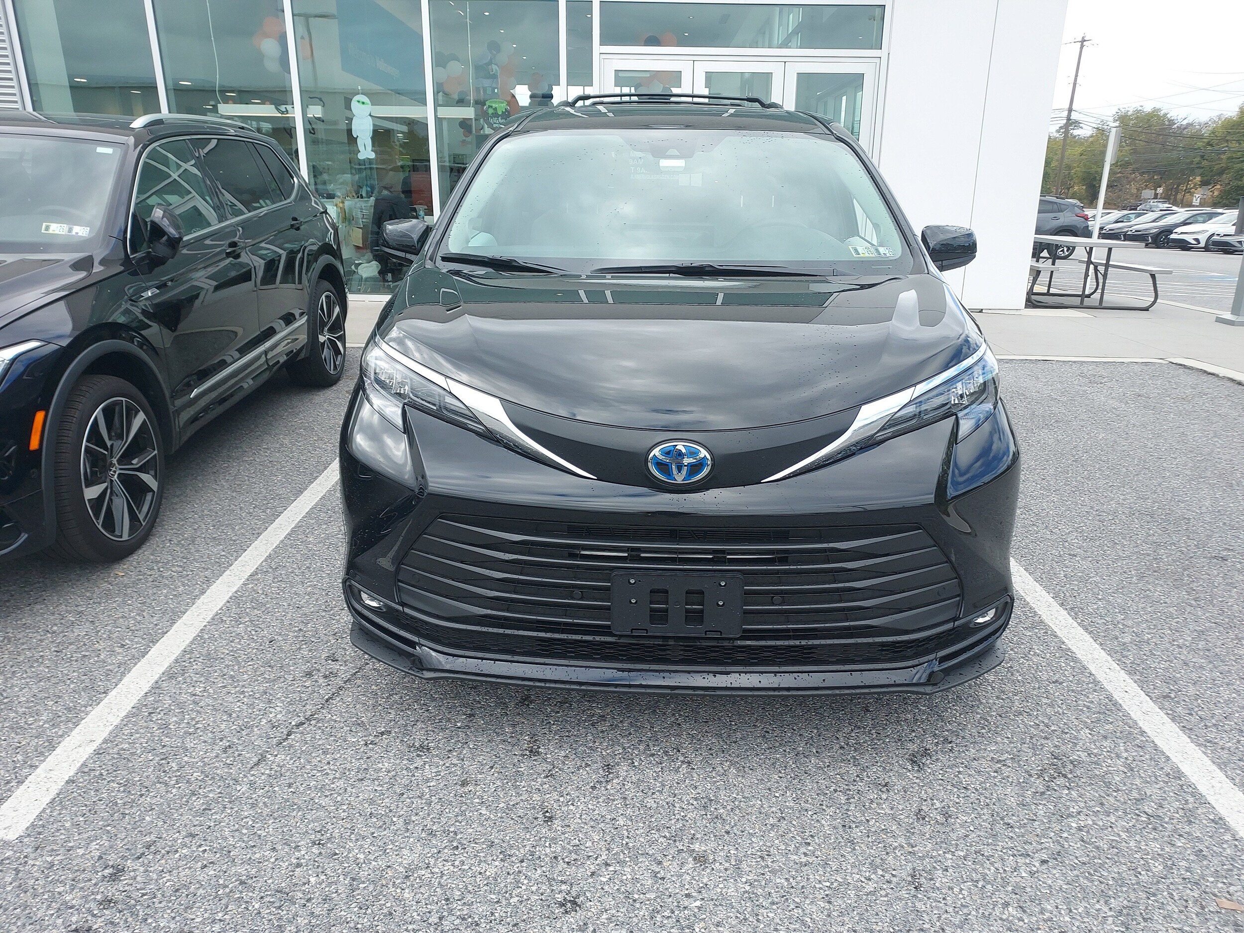 2025 Toyota Sienna XLE photo 2