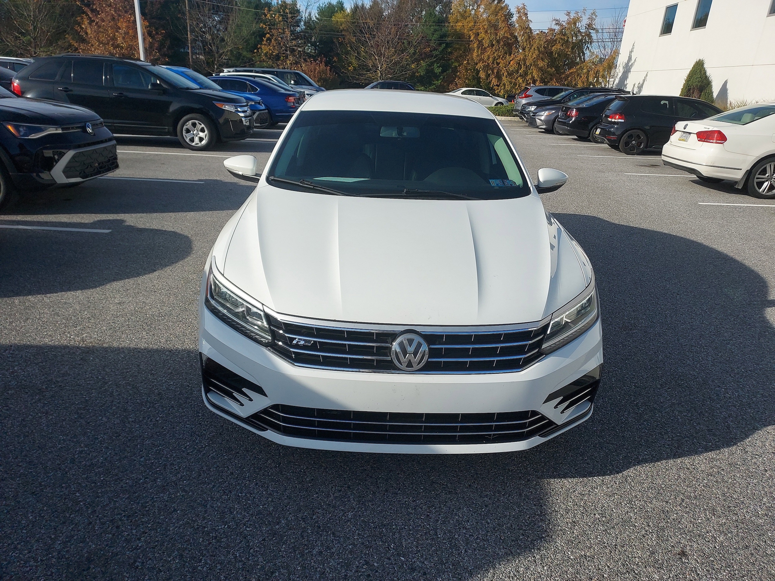 2017 Volkswagen Passat R-Line photo 2
