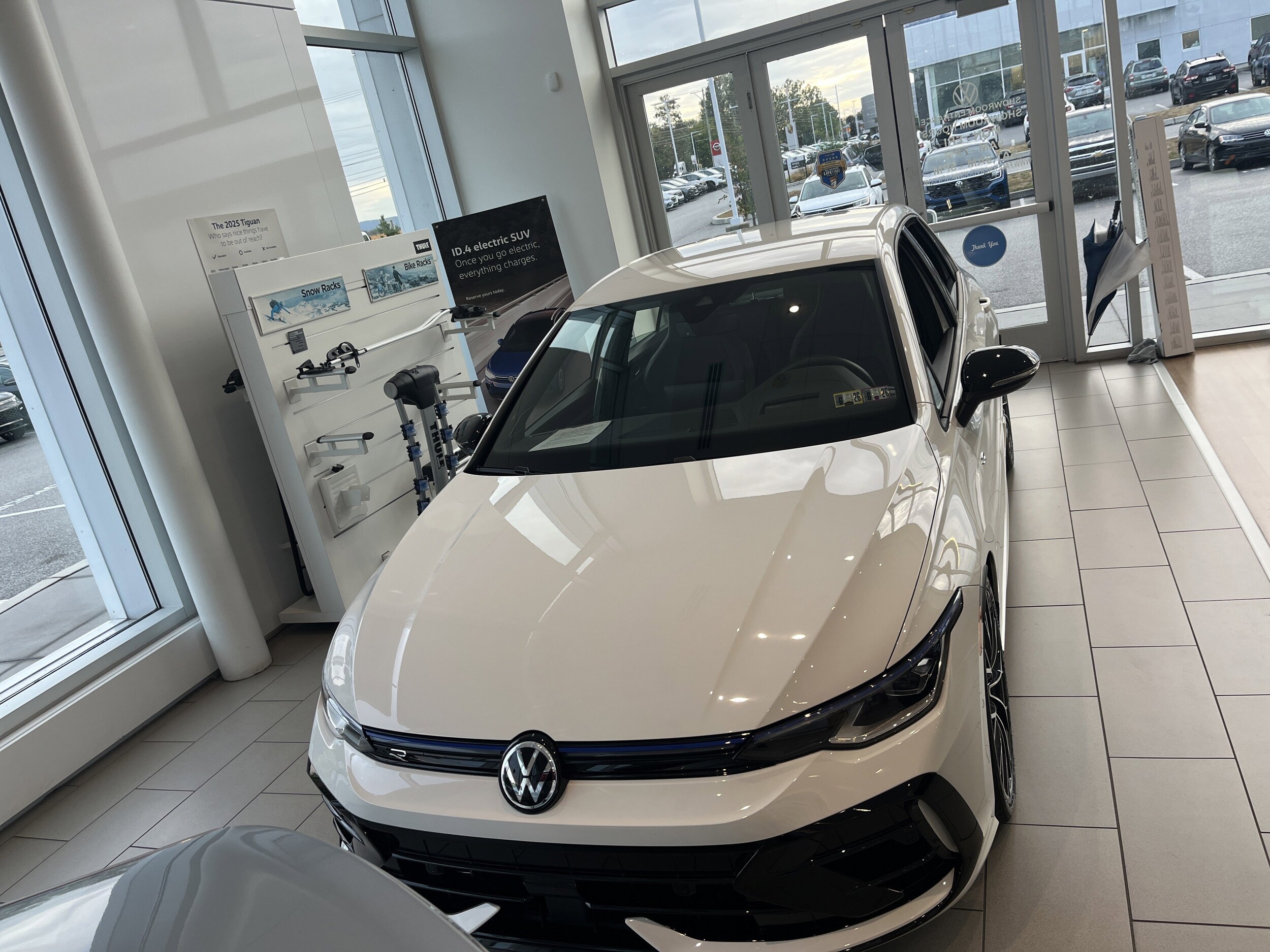 2025 Volkswagen Golf R 2.0 TSI photo 2