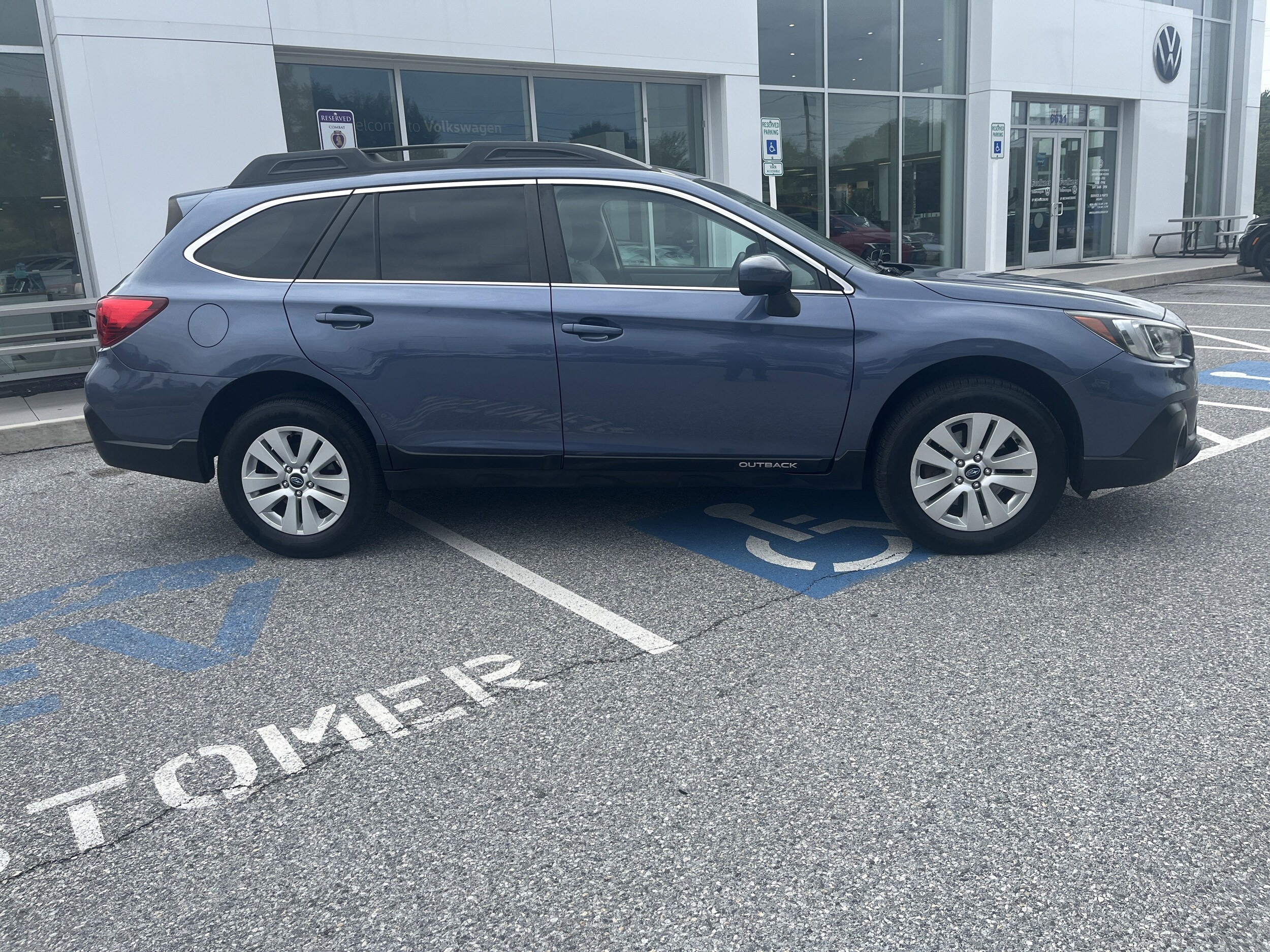 2018 Subaru Outback 2.5i Premium photo 3