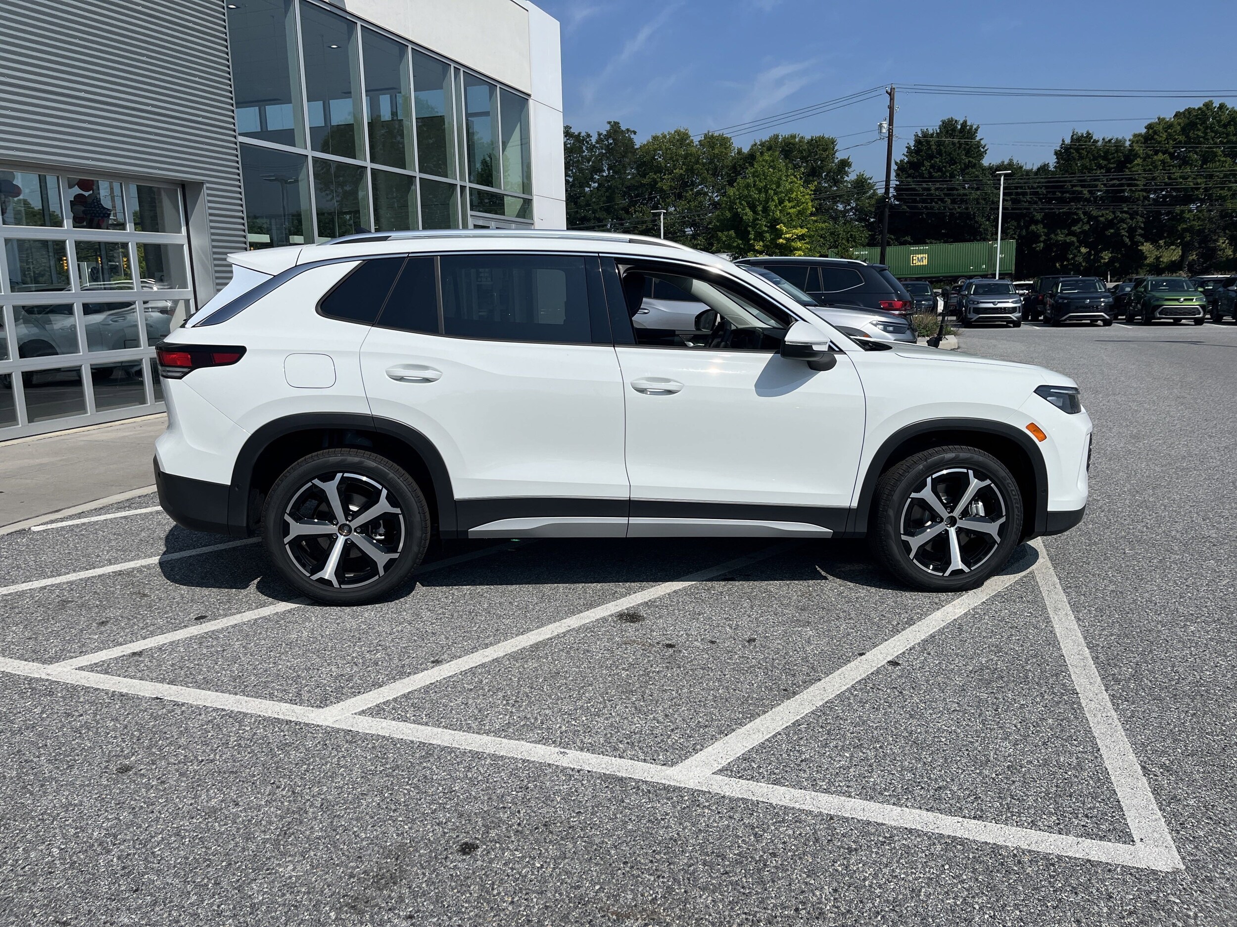 2025 Volkswagen Tiguan SE photo 2