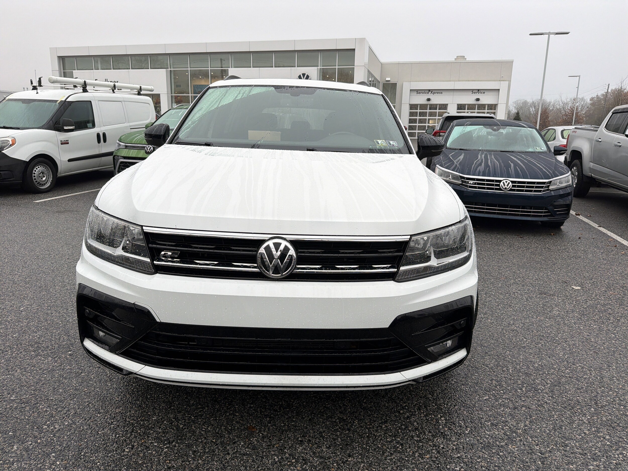 2020 Volkswagen Tiguan SE R-Line Black photo 2
