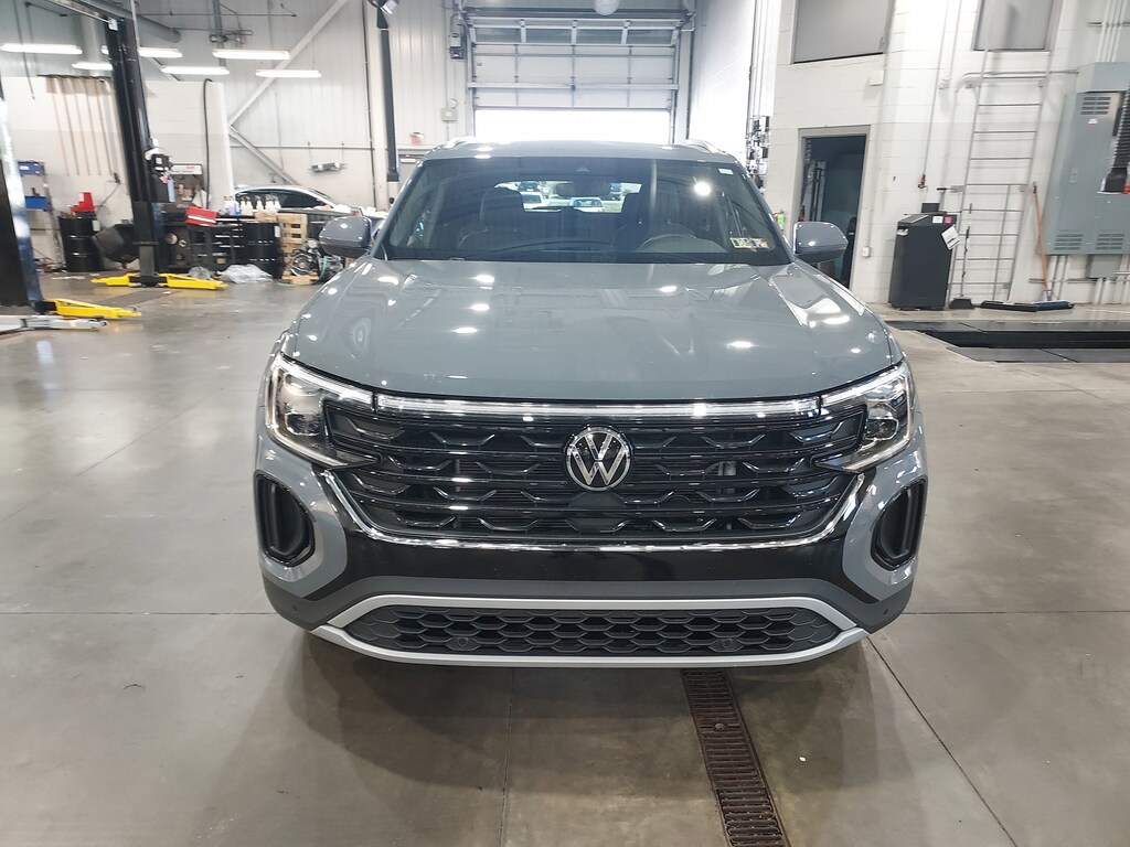 Used 2024 Volkswagen Atlas Cross Sport 2.0T SE with Technology 2.0T SE w/Technology 4MOTION