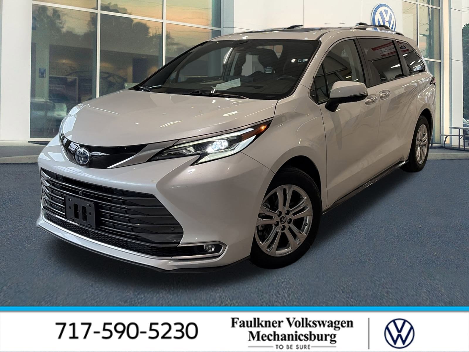 2022 Toyota Sienna Platinum's photo
